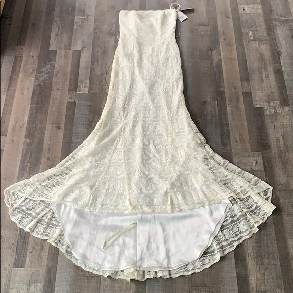 NWT David’s Bridal Ivory strapless wedding dress - Picture 5 of 8